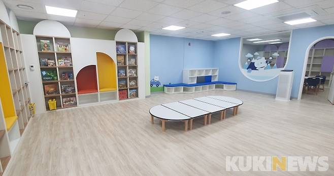 ▲ 나주시는 5일 남평읍 양우내안애 리버시티 2차아파트 내 아름드리센터에 공동육아나눔터 1호점을 개소했다. 지난해 여성가족부에서 주관하는 신한금융그룹 공동육아나눔터 설치지원 공모사업 선정을 통해 조성됐으며, 신한금융재단에서 리모델링과 기자재 비용을 지원했다.[사진=나주시]