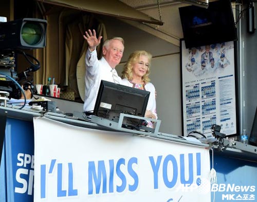 지난 2016년 다저스 중계 마지막 시즌 마지막 홈경기를 마친 빈 스컬리가 중계부스에서 부인 산드라 스컬리 여사와 함께한 모습. 사진=ⓒAFPBBNews = News1