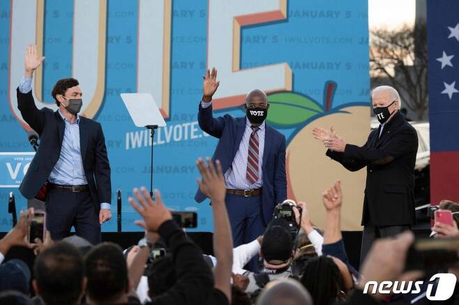 조 바이든 미국 대통령 당선인이 4일(현지시간) 조지아주 애틀랜타에서 열린 상원의원 결선 투표 지원유세 중 민주당의 존 오소프, 래피얼 워녹 후보에 박수를 치고 있다. ⓒ AFP=뉴스1