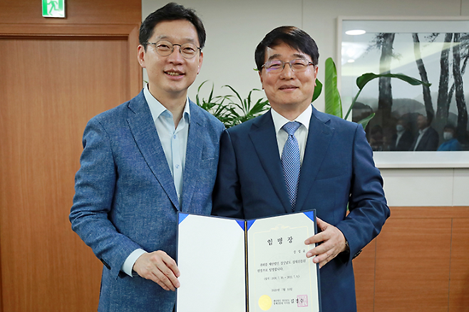 재단법인 경상남도 경제진흥원 초대 원장으로 임명된 강성윤 전 한국은행 경남본부장(오른쪽)과 김경수 경남도지사. 경상남도 제공