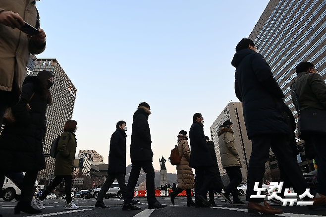 4일 서울 광화문사거리에서 2021년 새해 첫 출근길에 오른 시민들이 발걸음을 옮기고 있다. 박종민 기자