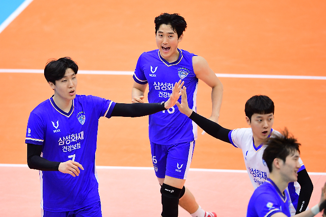 외국인 선수 교체로 인해 당분간 국내선수로만 경기하는 삼성화재는 신예 축에 속하는 신장호(왼쪽)와 김동영(가운데)의 활약을 앞세워 분위기 반등에 나섰다. 한국배구연맹 제공