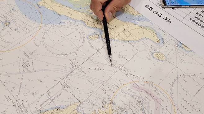 디엠쉽핑 관계자가 한국케미호 나포 지점을 설명하는 모습