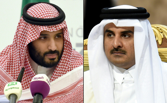 무함마드 빈 살만 사우디아라비아 왕세자(왼쪽)와 셰이크 타밈 빈 하마드 알타니 카타르국왕. 사우디와 카타르는 3년 7개월 만에 영공과 국경을 다시 개방하기로 합의했다./AFP연합뉴스