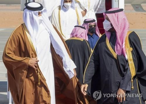 단교 뒤 3년여만에 사우디 첫 방문한 카타르 군주 (알울라 AFP=연합뉴스) 카타르 군주(에미르) 셰이크 타밈 빈 하마드 알사니(왼쪽)가 5일(현지시간) 제41차 걸프협력회의(GCC) 정상회의에 참석하기 위해 사우디아라비아 북서부 도시 알울라에 도착, 무함마드 빈살만(오른쪽) 사우디 왕세자의 환영을 받고 있다. 카타르 군주가 사우디를 방문한 것은 2017년 6월 사우디와 단교한 이후 처음이다. [사우디 왕실 제공. 재판매 및 DB 금지] leekm@yna.co.kr