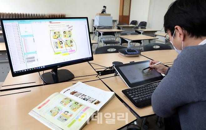 지난달 14일 오후 인천시 부평구 인천외고에서 온라인 수업을 하고 있다.(사진=뉴시스)