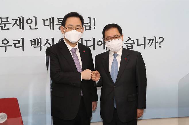 주호영(왼쪽) 국민의힘 원내대표가  6일 오후 서울 여의도 국회에서 유영민 신임 대통령 비서실장을 접견하고 있다. (사진=연합뉴스)