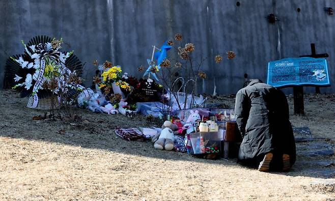 6일 오후 경기 양평 하이패밀리 안데르센 공원묘지를 찾은 한 추모객이 양부모의 학대로 생후 16개월 만에 사망한 정인 양을 추모하고 있다 (사진=연합뉴스)