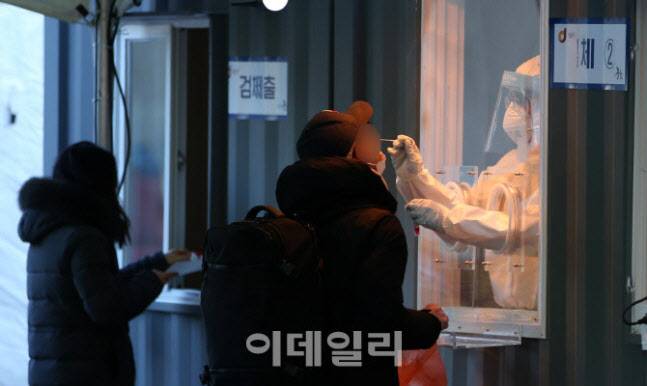 코로나19 임시선별진료소를 찾은 시민들이 검사를 받고 있다. (사진=이데일리 DB)