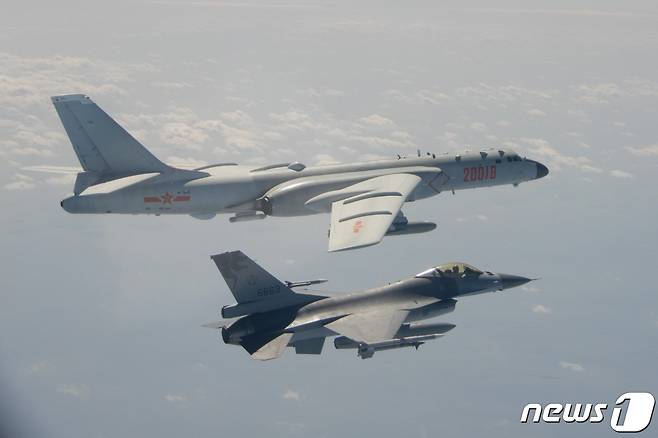 중국 군용기의 대만 영공 침입이 잦아지면서 양안 관계 긴장이 고조되고 있다. 사진은 대만 국방부가 지난해 2월10일 촬영한 중국 H-6 폭격기(위)와 대만 F-16 전투기 모습.  © AFP(대만 국방부 제공)=뉴스1