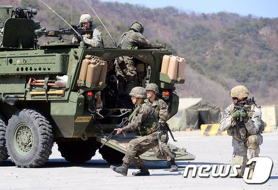 경기도 포천 로드리게즈 다목적 실사격 훈련장에서 열린 육군 제8기계화보병사단과 미8군 25보병사단 제2여단 합동 실사격 훈련에서 기동 훈련을 하고 있다. 2015.3.25/뉴스1 © News1 박세연 기자