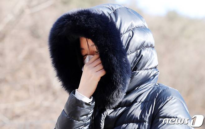 배우 이영애가 5일 경기 양평 하이패밀리 안데르센 공원묘지를 찾아 입양 후 양부모에게 장기간 학대를 당해 숨진 16개월 영아 정인(가명)양을 추모하고 있다. © News1 박지혜 기자