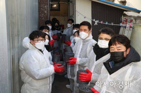 이강덕 포항시장과 임상현 전국공무원노조포항시지부, 신규직 공무원 등 20여 명이 연탄봉사 활동을 하고 있는 모습./포항시