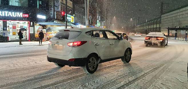 중부지방 등에 대설주의보가 내려진 6일 오후 인천 부평구 동암역 앞에서 퇴근길 시민들이 발걸음을 재촉하고 있다. /연합뉴스