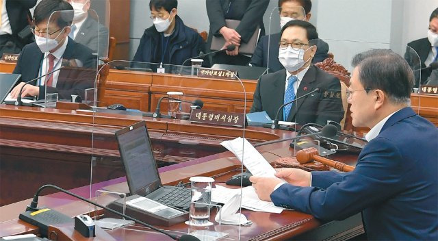 문재인 대통령(오른쪽)이 5일 오전 청와대에서 열린 새해 첫 국무회의를 주재하고 있다. 문 대통령은 “새해 가장 큰 포부는 선도국가로의 도약”이라고 말했다. 왼쪽부터 김상조 대통령정책실장, 유영민 신임 비서실장. 청와대사진기자단