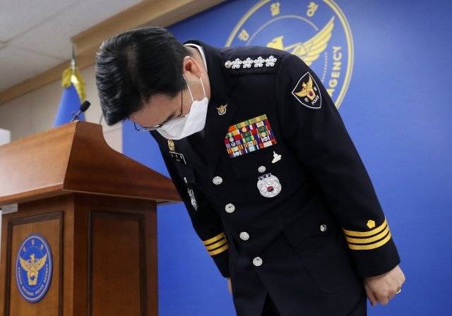 김창룡 경찰청장이 6일 오후 서울 서대문구 미근동 경찰청에서 대국민 사과문을 발표하기 전, 취재진을 향해 고개를 숙이고 있다. 2021.1.6＜사진공동취재단＞