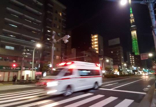 지난 7일 오후 일본 도쿄도(東京都) 스미다(墨田)구에서 구급차가 달리고 있다.  연합뉴스