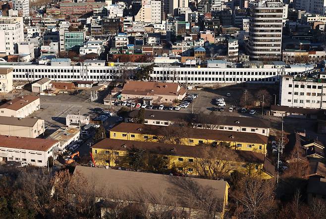 6일 중구 방산동 소재 미 공병단 부지에 리모델링 공사가 한창이다. 코로나19 확산세가 지속됨에 따라 국립중앙의료원은 신축이전 예정 부지인 이곳을 임시 코로나19 격리치료 병동으로 전환하기로 하고, 이달 둘째 주 개소를 목표로 리모델링 공사를 하고 있다. 한편, 국방부와 보건복지부는 이날 중앙감염병 병원을 포함한 국립중앙의료원을 이 부지로 신축, 이전하기로 하는 업무협약을 체결했다. 연합뉴스