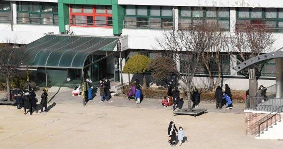 2021학년도 서울지역 초등학교 예비소집이 시작된 6일 서울 여의도초등학교에서 신입생과 학부모들이 운동장에서 거리를 두며 입장하고 있다. 신입생과 보호자는 예비소집을 통해 주민센터에서 받은 취학통지서를 학교에 제출하고 입학 등록을 해야 한다.사진=김범석 기자