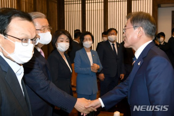 [서울=뉴시스]박영태 기자 = 문재인 대통령이 16일 서울 여의도 국회 본회의장에서 제21대 국회 개원연설을 끝낸 후 국회의장 접견실에서 김종인 미래통합당 비대위원장과 인사를 나누고 있다. 2020.07.16. since1999@newsis.com <저작권자ⓒ 공감언론 뉴시스통신사. 무단전재-재배포 금지.> /사진=뉴시스화상