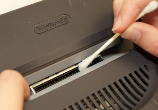 (슬롯 부분도 알콜로 닦아주면 팩 인식률을 높일 수 있다)