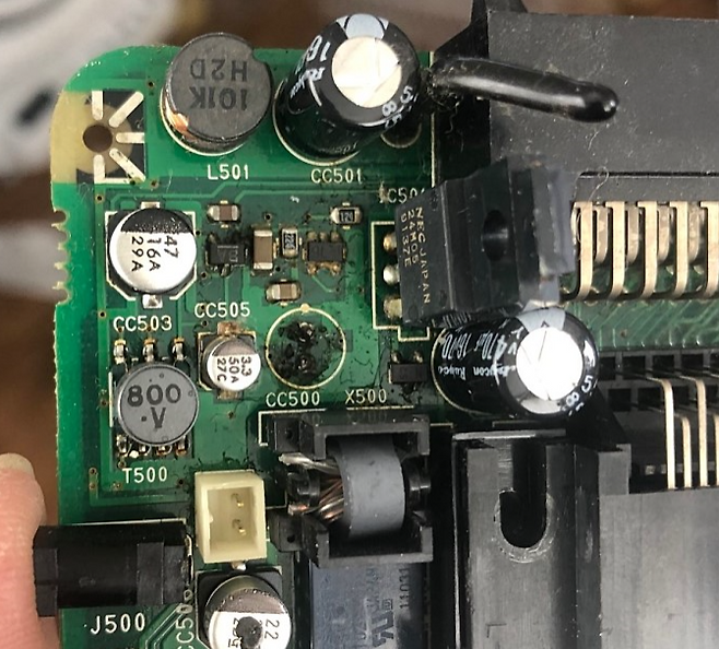 (PC엔진LT를 분해한 모습.. 콘덴서를 뜯어냈더니 처참하게 국물이 흘렀다..)