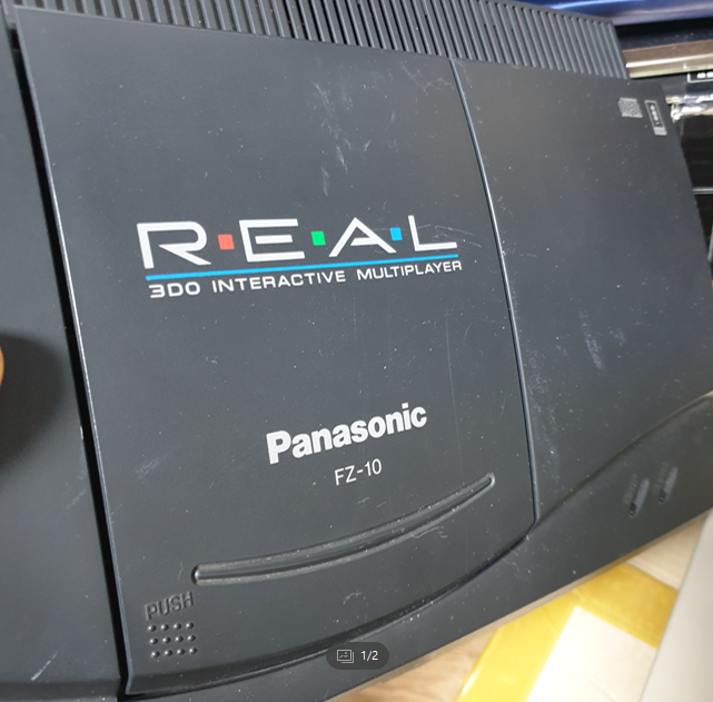 (상처 투성이인 3DO 리얼 FZ-10 모델. 게임기에 상처가 어마어마하다)