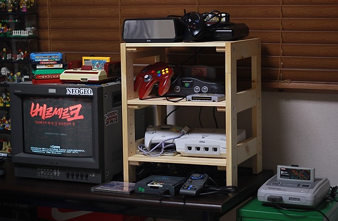 (국민 선반이 있으면 게임기를 정갈하게 정리해 올려놓을 수 있다..) / 닭둘킹님 사진 제공