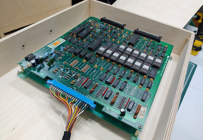 (더이상 안전할 수 없을 것 같은 나무상자 케이스. 나무를 잘라서 보내주는 업체들이 많은데, 그렇게 비싸지 않다고 한다)