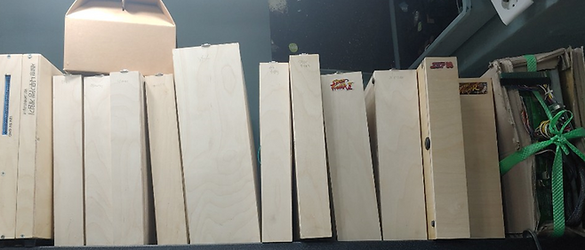 (만들어진 나무 케이스 기판들은 이런 식으로 보관할 수 있다) / 콜플님 사진 제공