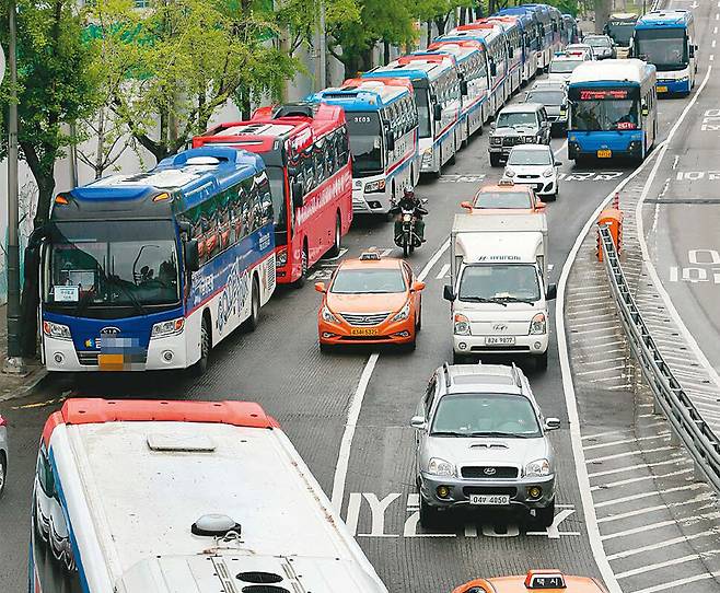 서울 사직터널 근처 도로변에 길게 주차된 관광버스들. <한겨레> 자료사진