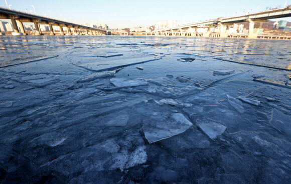 전국에 영하권 추위가 이어지는 6일 오전 서울 광나루 한강공원 주변 강물이 얼어 있다. 연합뉴스