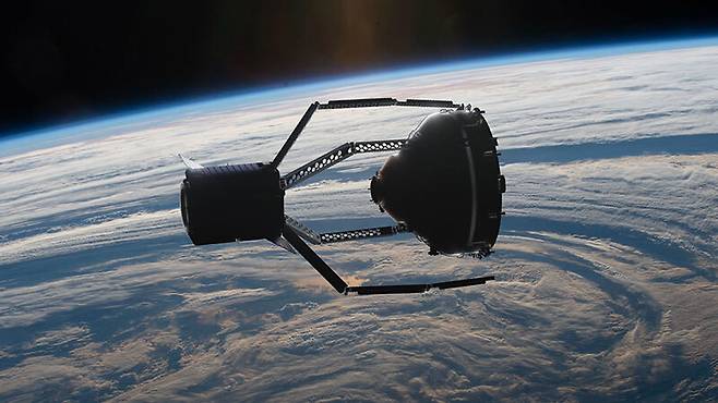 2025년 발사 예정인 우주쓰레기 수거 위성 클리어런스 1호가 로봇팔로 폐기 위성을 수거하는 모습 상상도. 유럽우주국 제공