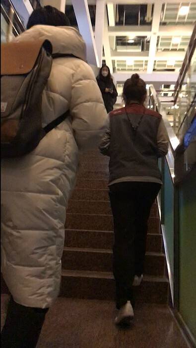 지난달 22일 밤 10시께 지수아이앤씨 관리자 최아무개씨(오른쪽)가 근로감독관의 협조요청을 무시한 채 이동하고 있다. 이준희 기자