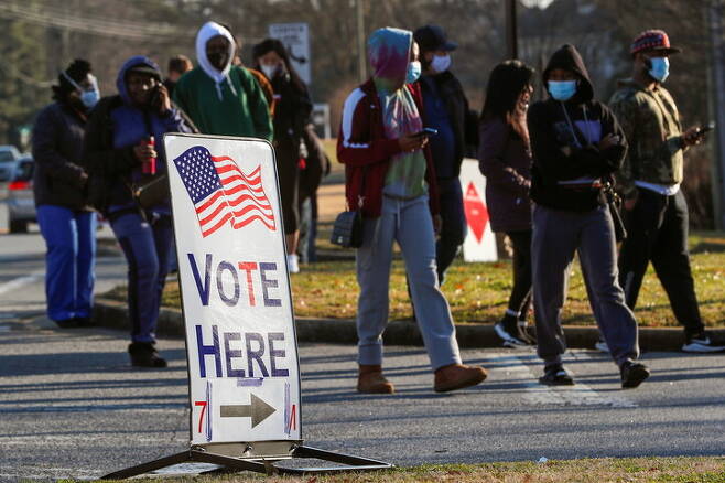 미국 조지아주 상원의원 결선투표가 치러진 5일(현지시각) 매리애타의 한 투표소에 투표를 하러 나온 유권자들이 줄을 서있다. 매리애타/로이터 연합뉴스
