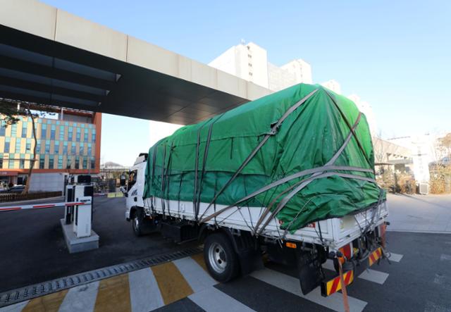 6일 오전 서울 송파구 서울동부구치소로 방역용품을 실은 트럭이 들어가고 있다. 뉴시스