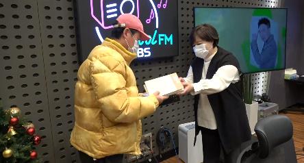 이금희(오른쪽)가 KBS 쿨FM '윤정수 남창희의 미스터라디오'의 방구석 가요제에서 우승을 차지했다. 보이는 라디오 캡처