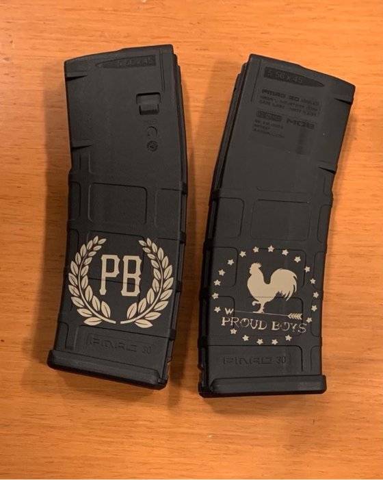 미 극우단체 프라우드 보이즈의 리더인 엔리케 타리오가 지난 4일 워싱턴 경찰에 체포될 때 소지했던 것으로 알려진 탄창. 프라우드 보이즈를 상징하는 문양이 그려져 있다. [AP=연합뉴스]