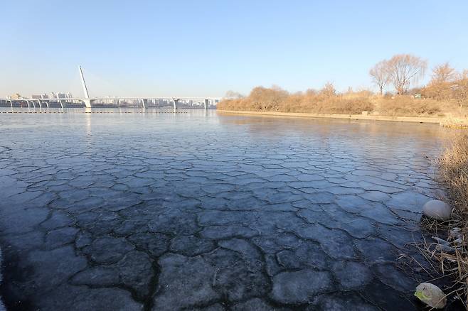 6일 오전 서울 성산대교 인근 한강에 얼음이 얼어있다. 뉴스1