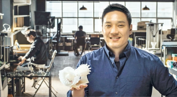 고산 에이팀벤처스 대표가 서울 잠원동 사무실에서 ‘카파’ 서비스의 연결 대상 기술 가운데 하나인 3차원(3D) 프린터로 제작한 시제품을 들어 보이고 있다. 에이팀벤처스  제공