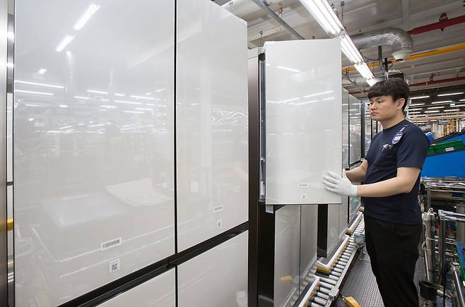 An employee assembles Bespoke fridge panels at a plant in Gwangju. (Samsung Electronics)