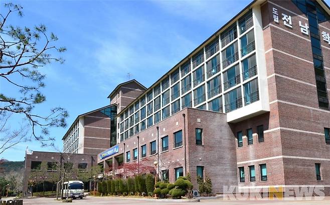 ▲ 전남 출신 대학생이 광주 등에서 유학하며 생활할 수 있는 기숙사인 도립 전남학숙이 29일까지 올해 신규 입사생 117명을 모집한다. 남학생 92명 여학생 25명이다.[사진=전남학숙]