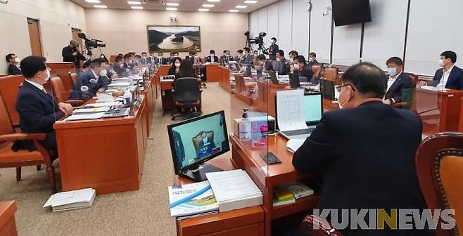 ▲ 국회 농림축산식품해양수산위원회 소속 더불어민주당 위원들은 6일, 올해 설 명절 기간 농축수산물 및 가공품 선물 가액을 20만 원으로 상향해 줄 것을 정부에 촉구했다.[사진=이개호 국회의원실]