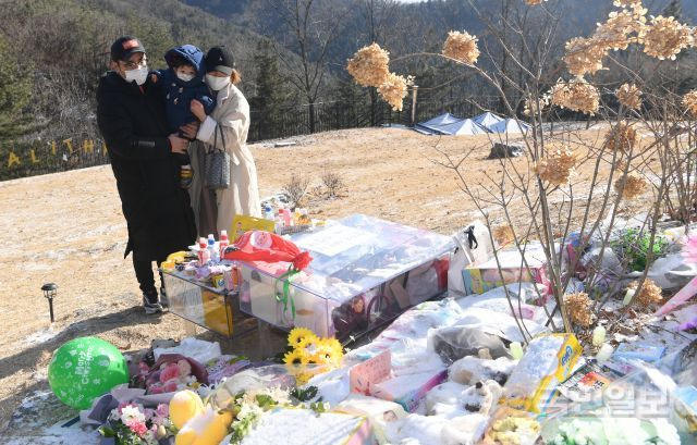 5일 양부모의 학대로 생후 16개월 만에 사망한 정인 양이 안치된 경기도 양평군 하이패밀리 안데르센 공원묘원을 찾은 시민들이 정인 양을 추모하고 있다. 故 정인 양은 생후 16개월째인 지난해 10월 양부모의 폭력과 학대로 숨을 거두었다. 양평=권현구 기자