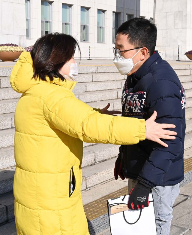 방송인 김제동 씨가 6일 국회 본청 앞 정의당의 중대재해기업처벌법 제정 촉구 단식농성장을 찾아 고 이한빛 PD 부친 이용관씨(왼쪽부터), 고 김용균씨 어머니 김미숙 김용균재단 이사장, 정의당 강은미 원내대표와 인사하고 있다. 연합뉴스