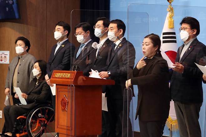 김용민, 장경태 등 더불어민주당 의원들과 최강욱 열린민주당 대표가 29일 국회에서 공소청법 제정안, 검찰청법 폐지법률안 발의 기자회견을 하고 있다.
/이승환기자