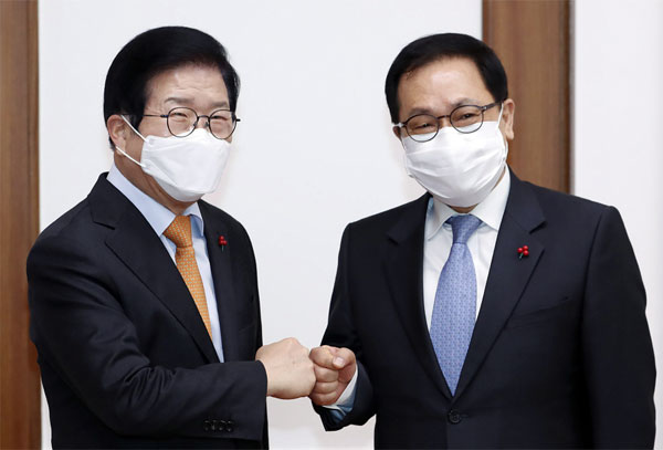 박병석 국회의장(왼쪽)이 6일 국회의장실을 예방한 유영민 신임 대통령 비서실장과 주먹 인사를 나누고 있다. [김호영 기자]