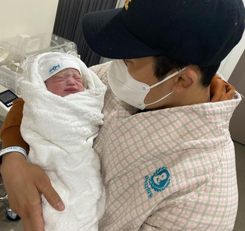 김동현, 송하율 부부가 오늘(6일) 두 아이의 부모가 됐다. 사진=김동현 인스타그램