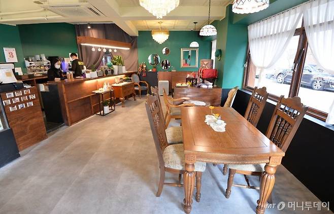 매장 내 영업이 금지된 카페/사진=뉴시스