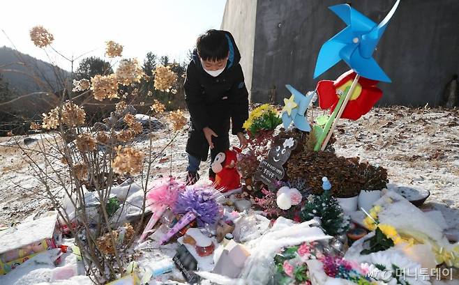 5일 경기 양평군 서종면 하이패밀리 안데르센 공원묘원에 안치된 故 정인 양의 묘지에서 추모객들이 고인을 추모하고 있다./사진=뉴시스